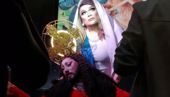 Drag queen vem causando polemica ao vestir uma fantasia de Jesus Cristo e dançar hino do Pai Nosso